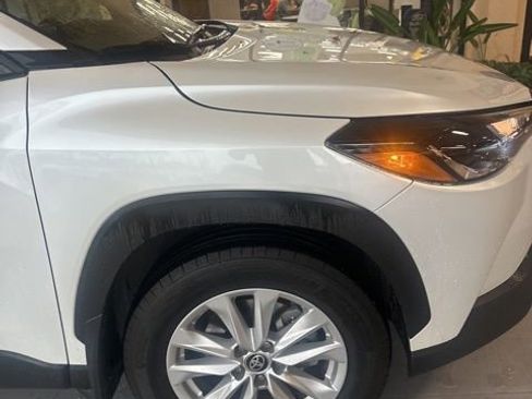 Used 2024 Toyota Corolla Cross LE image 3