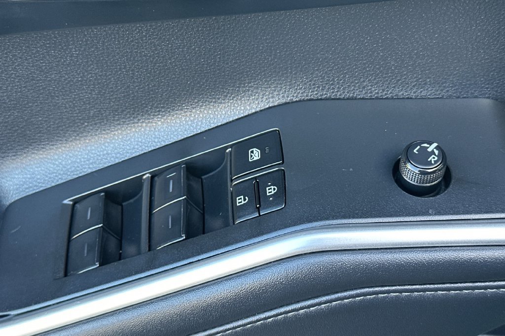 Used 2023 Toyota Highlander LE AWD/4WD image 12