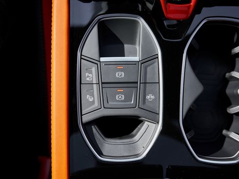 Used 2025 Lamborghini Urus SE image 70