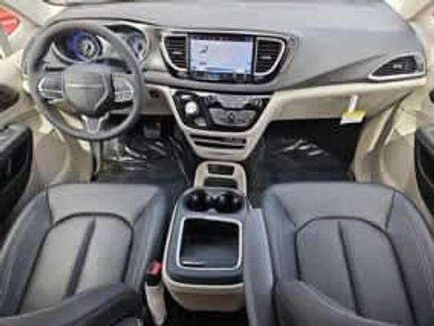 Used 2024 Chrysler Pacifica Touring-L FWD image 21