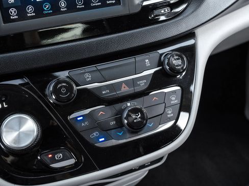 Used 2020 Chrysler Voyager Lxi image 28