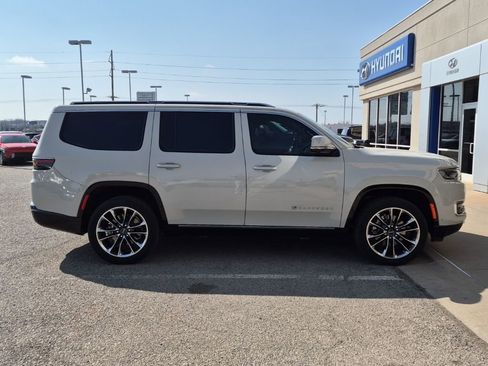 Used 2022 Jeep Wagoneer Series III w/ Premium Group I image 3