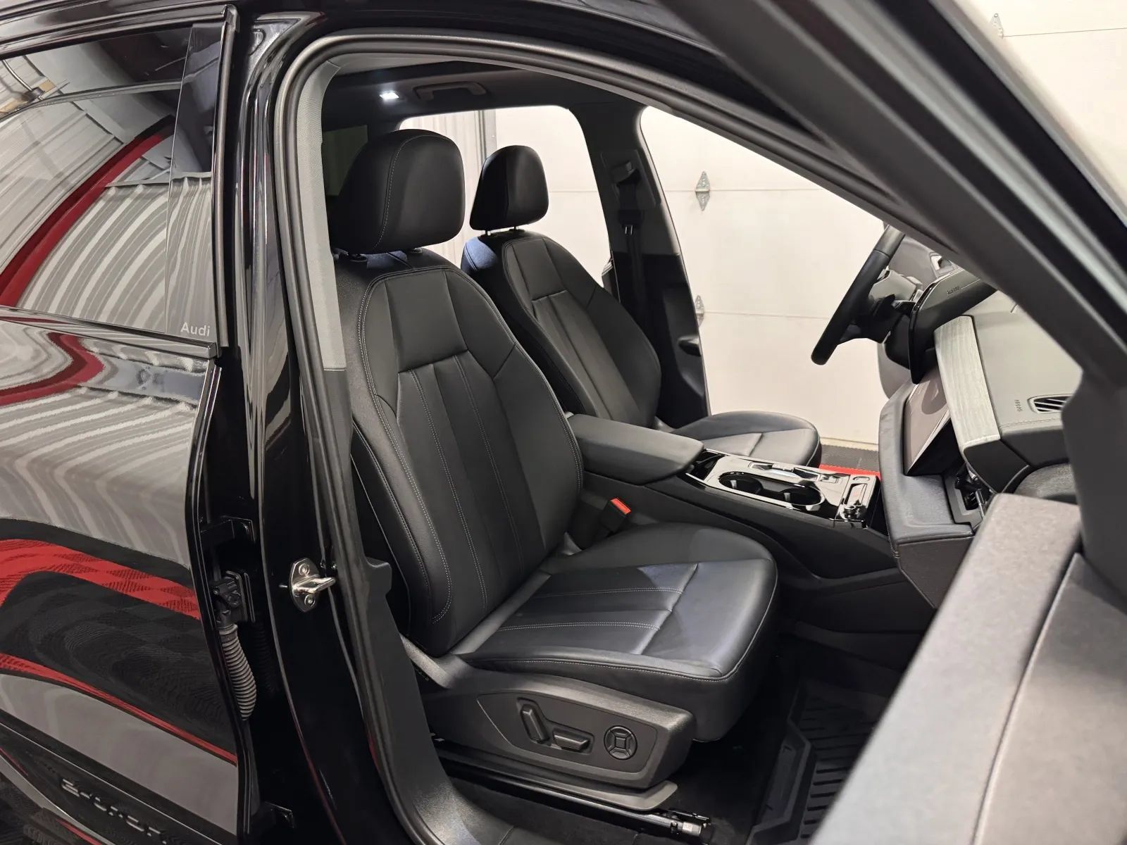 Used 2025 Audi Q6 e-tron Prestige w/ 20" Wheel Package AWD/4WD image 41