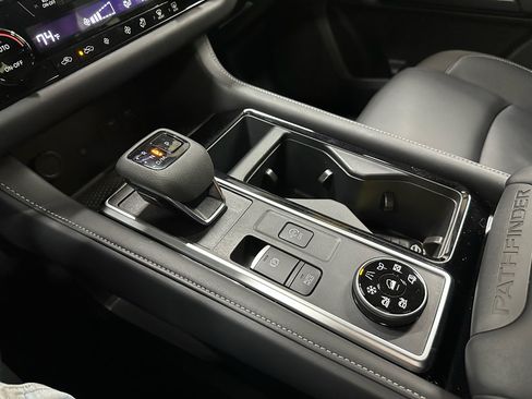 Used 2025 Nissan Pathfinder SL AWD/4WD image 33