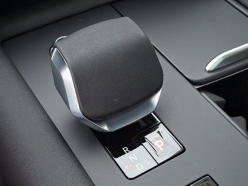 New 2026 Land Rover Discovery Limited Edition AWD/4WD image 13