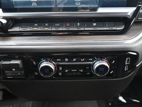 Used 2025 GMC Sierra 1500 SLT image 17