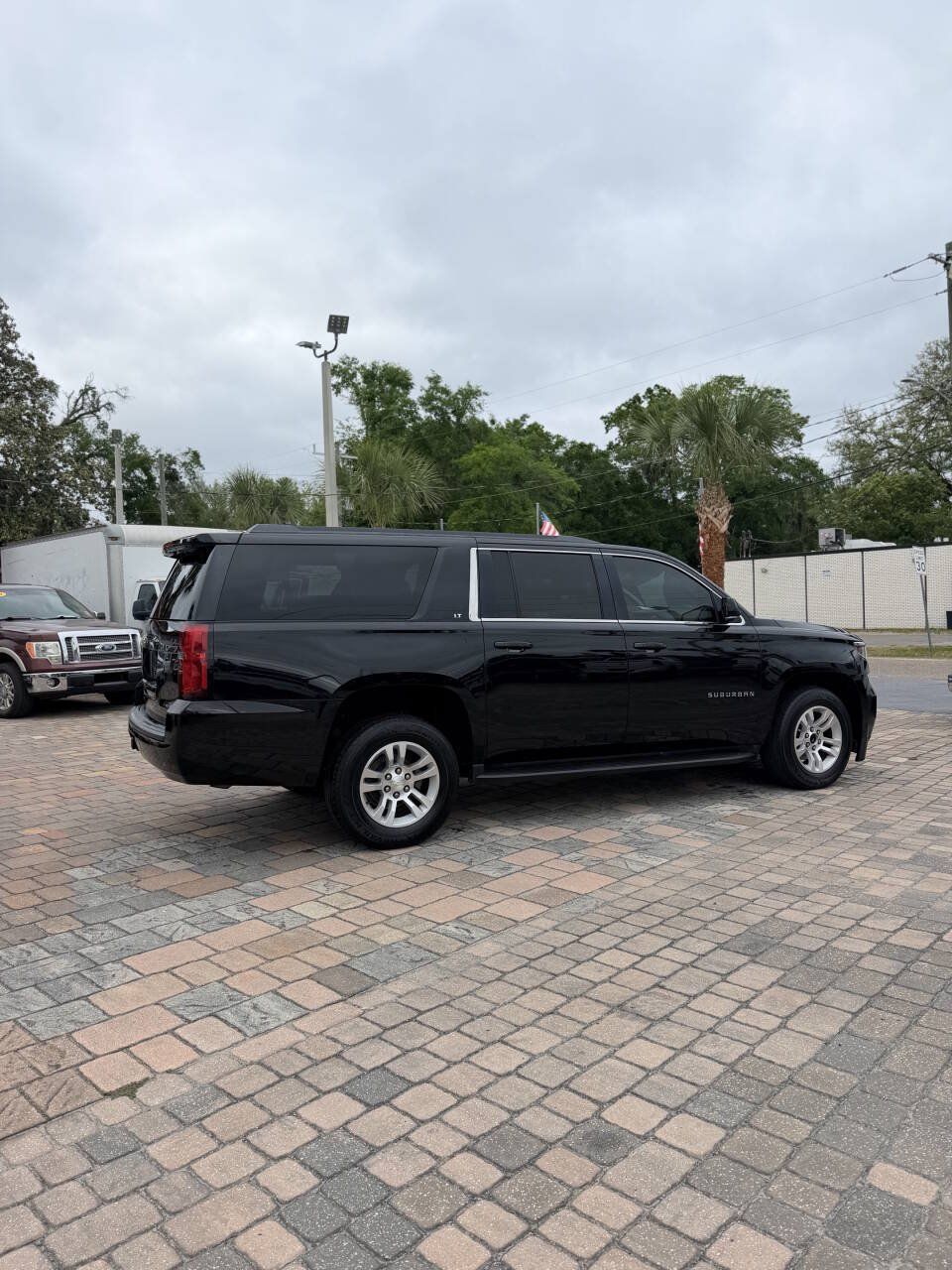 Used 2018 Chevrolet Suburban LT RWD image 5