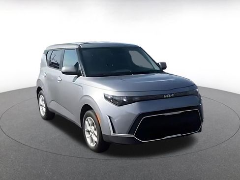 Used 2025 Kia Soul LX w/ LX Technology Package FWD image 3