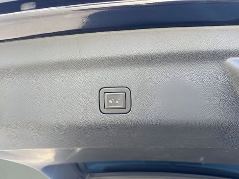 Used 2024 Cadillac Escalade ESV Premium Luxury Platinum image 34