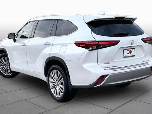 Used 2023 Toyota Highlander Platinum FWD image 12