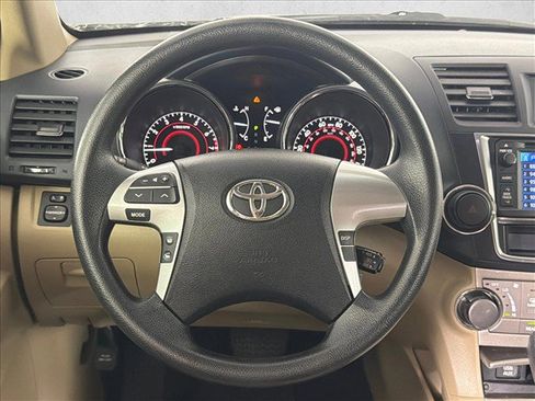 Used 2013 Toyota Highlander Plus FWD image 23