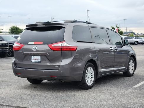 Used 2017 Toyota Sienna XLE w/ XLE Navigation Package FWD image 4