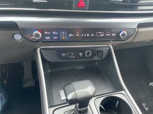 Used 2025 Kia Carnival FWD image 19