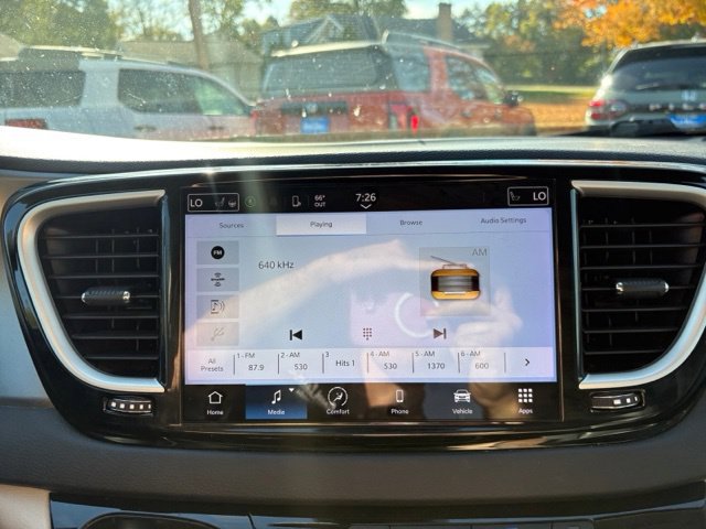 Used 2023 Chrysler Pacifica Touring-L FWD image 33