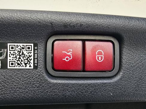 Used 2025 Mercedes-Benz C 300 4MATIC Sedan image 28