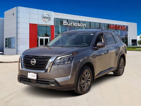 Certified 2024 Nissan Pathfinder SV image 1