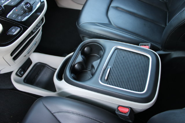 Used 2024 Chrysler Pacifica Limited FWD image 24
