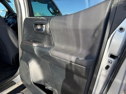 Used 2017 Toyota Tacoma TRD Off-Road image 25