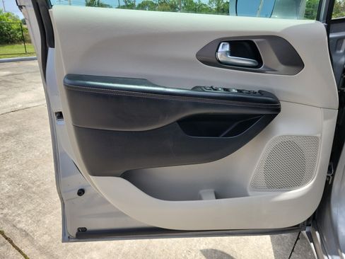 Used 2020 Chrysler Pacifica Touring FWD image 14