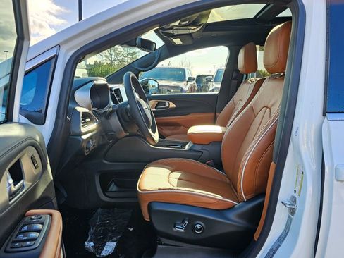 New 2026 Chrysler Pacifica Pinnacle image 18