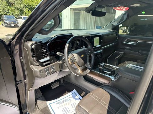 Used 2022 Chevrolet Silverado 1500 High Country w/ Technology Package AWD/4WD image 16