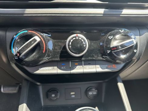 Used 2022 Hyundai Kona SE FWD image 38