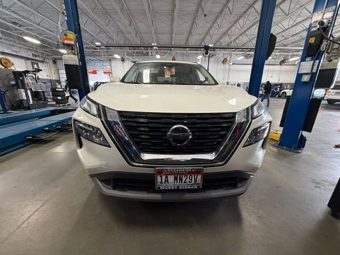 Used 2021 Nissan Rogue SV FWD image 2