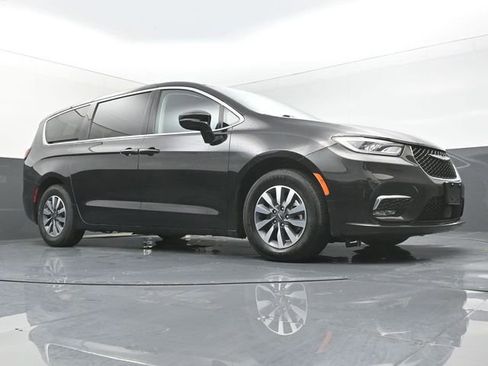 Used 2024 Chrysler Pacifica Select image 43