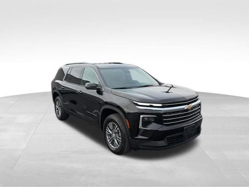 Used 2025 Chevrolet Traverse LT w/ Driver Confidence Package image 8