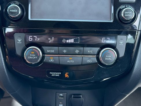 Used 2016 Nissan Rogue SV w/ SV Premium Package AWD/4WD image 16