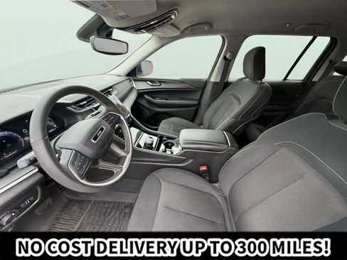 Used 2023 Jeep Grand Cherokee Laredo w/ Luxury Tech Group I AWD/4WD image 9