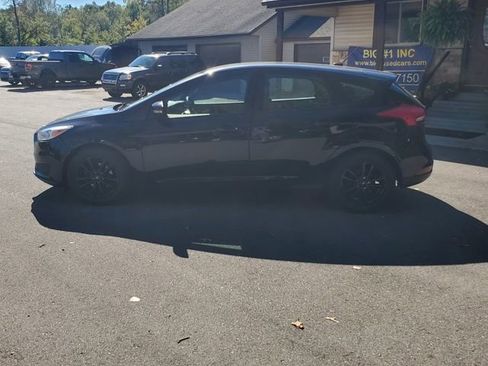 Used 2018 Ford Focus SE w/ Cold Weather Package FWD image 3