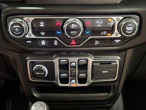 Used 2020 Jeep Wrangler Unlimited Sahara AWD/4WD image 38