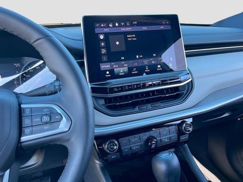 Certified 2025 Jeep Compass Limited image 14