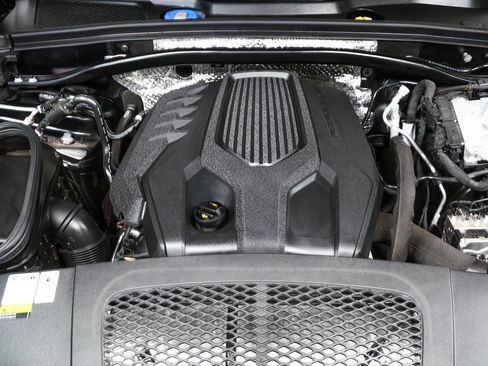 Certified 2022 Porsche Macan AWD image 35