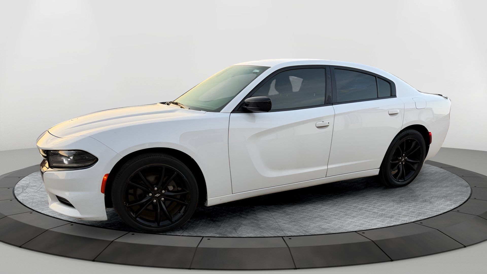 Used 2018 Dodge Charger SXT w/ Blacktop Package RWD image 6