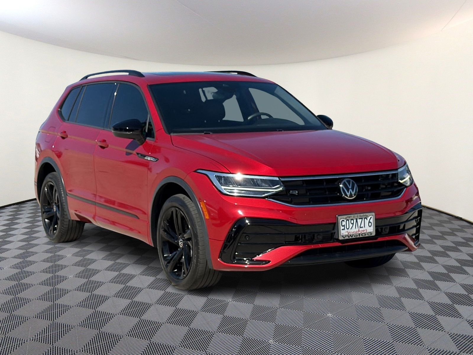 Used 2024 Volkswagen Tiguan SE R-Line FWD image 1