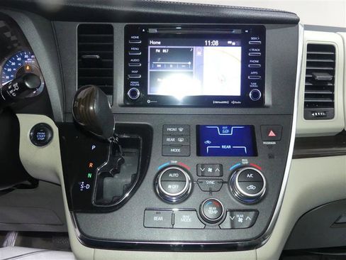 Used 2018 Toyota Sienna XLE Premium image 36