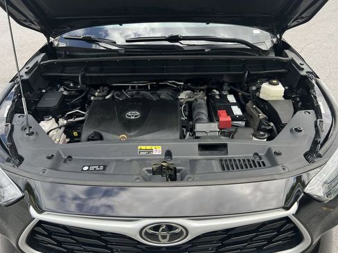 Used 2021 Toyota Highlander XLE AWD/4WD image 28
