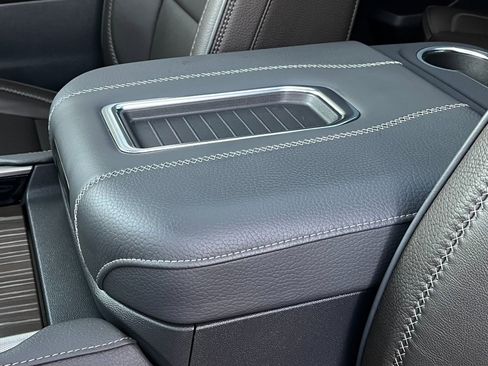 Used 2024 GMC Yukon XL Denali image 31