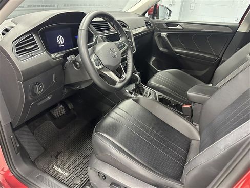 Used 2024 Volkswagen Tiguan SE AWD/4WD image 2