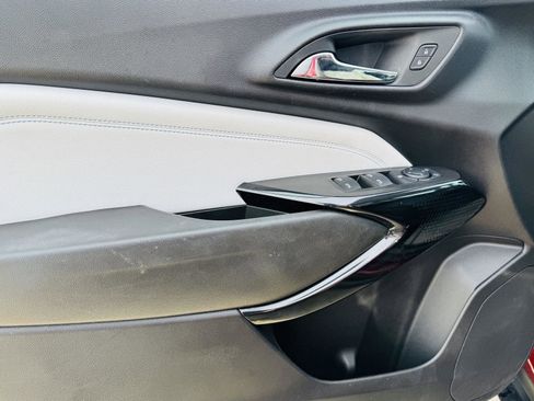 Used 2025 Chevrolet Trax LT w/ LT Convenience Package image 9