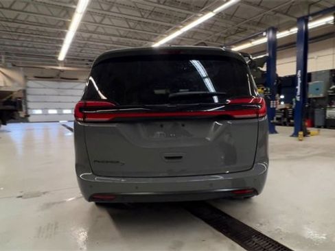 Used 2023 Chrysler Pacifica Touring-L w/ S Appearance Package image 7