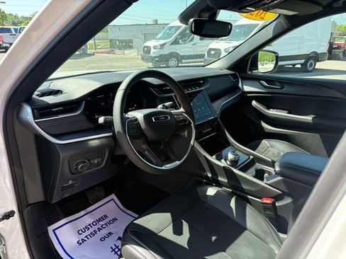 Used 2025 Jeep Grand Cherokee L Laredo AWD/4WD image 3