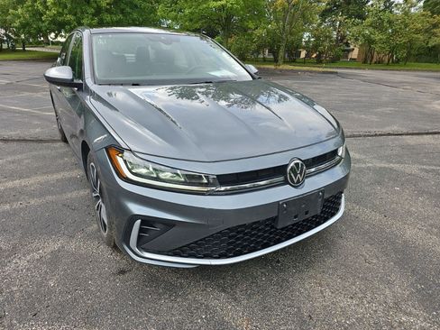 Used 2025 Volkswagen Jetta SE FWD image 8