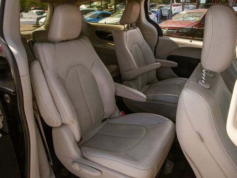 Used 2021 Chrysler Pacifica Touring-L FWD image 12