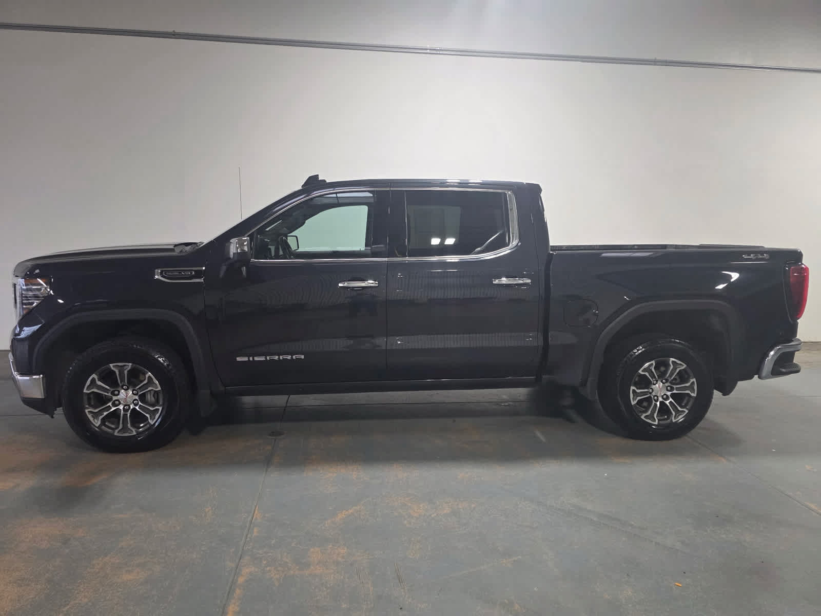 Used 2025 GMC Sierra 1500 SLT AWD/4WD image 2