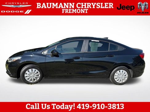 Used 2018 Chevrolet Cruze LS FWD image 3