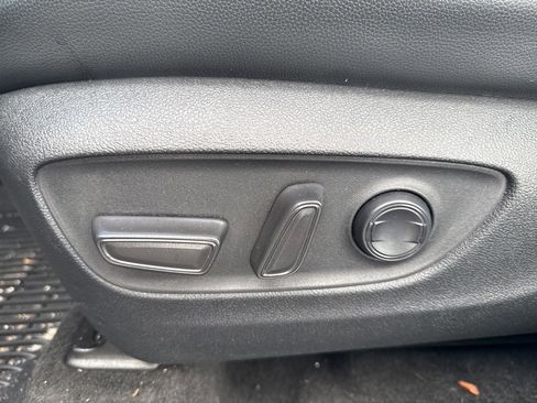 Used 2023 Toyota Highlander XLE image 7