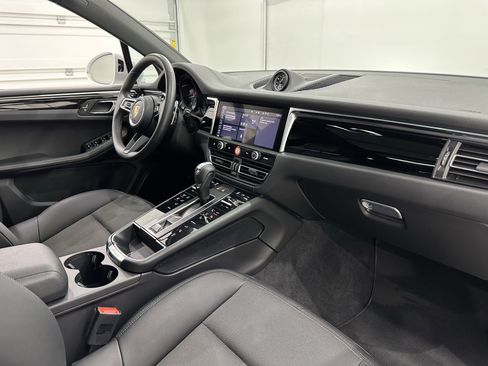 Certified 2024 Porsche Macan image 23